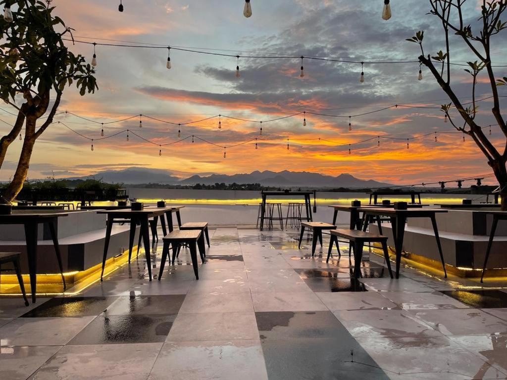 Kaloka Airport Hotel Sumbawa Besar Exteriör bild