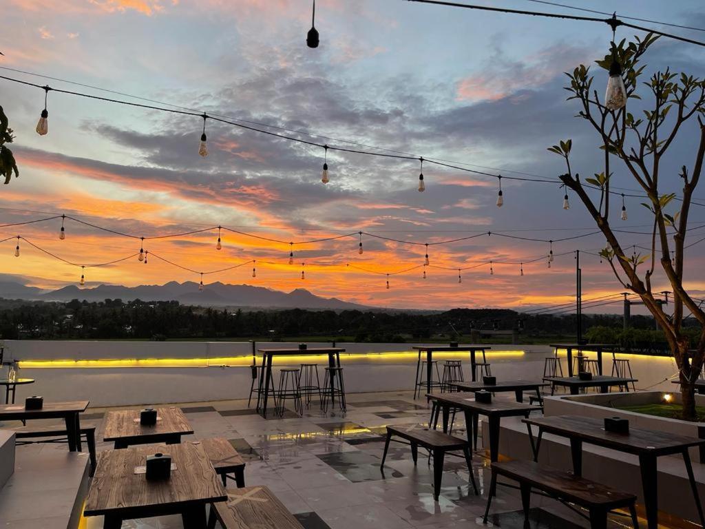 Kaloka Airport Hotel Sumbawa Besar Exteriör bild