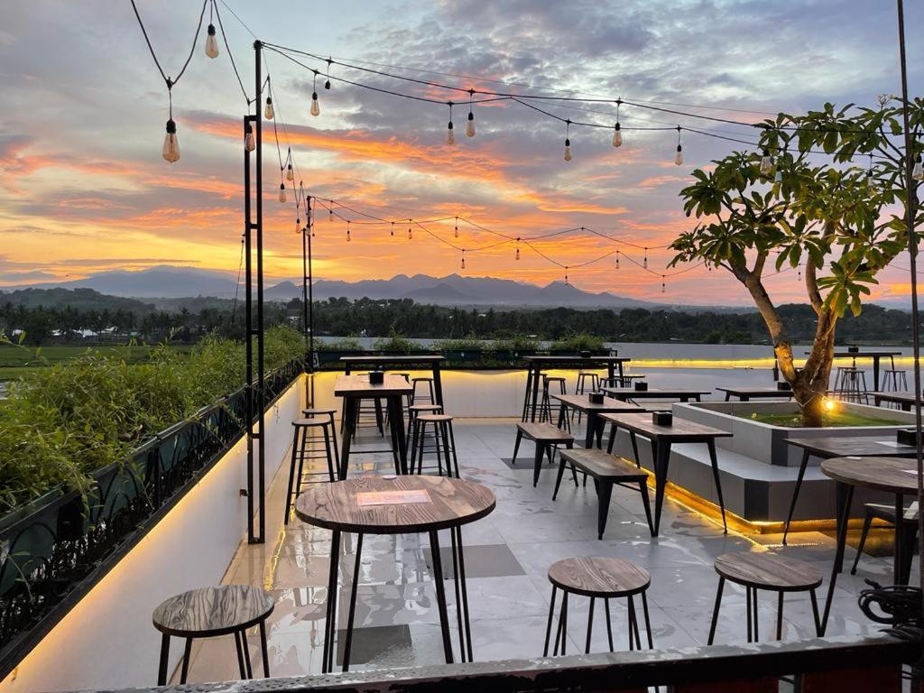 Kaloka Airport Hotel Sumbawa Besar Exteriör bild