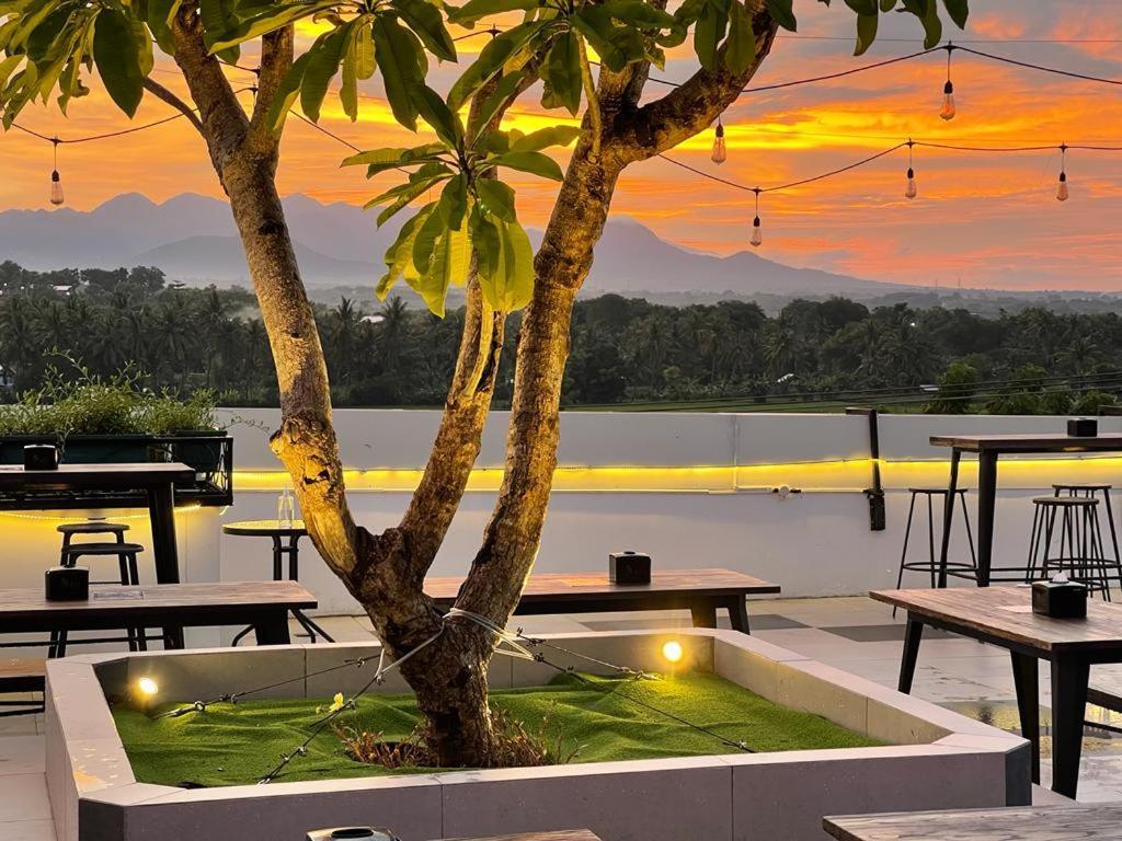 Kaloka Airport Hotel Sumbawa Besar Exteriör bild