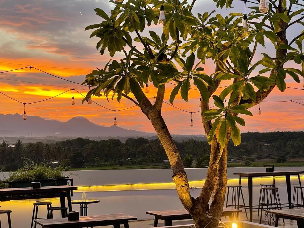 Kaloka Airport Hotel Sumbawa Besar Exteriör bild
