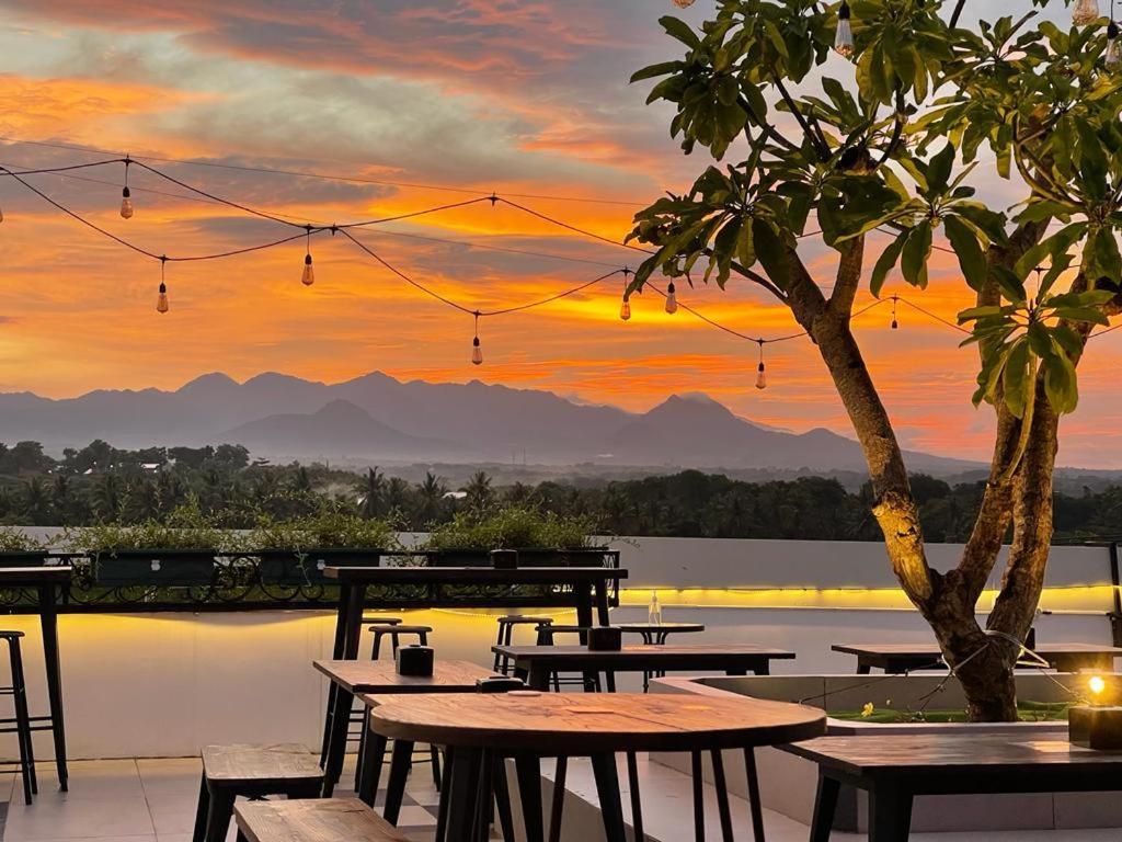 Kaloka Airport Hotel Sumbawa Besar Exteriör bild